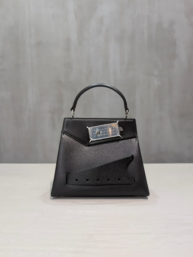 Maison Margiela（メゾンマルジェラ）｜Black Leather Small Snatched Hand Bag｜S56WG0168P4745
