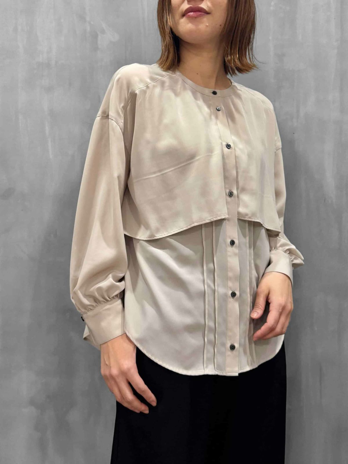 trois（トロワ）｜ヴィーナスデシンフラップブラウス｜T261-81001