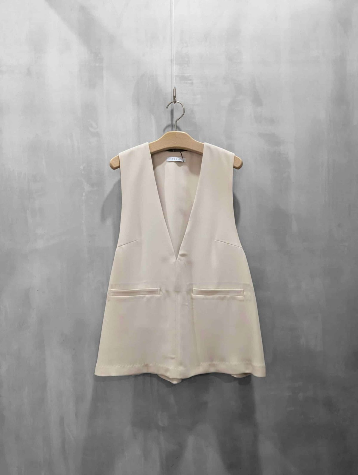 trois（トロワ）｜ダブルクロスVネックジレプルオーバー｜T261-83003
