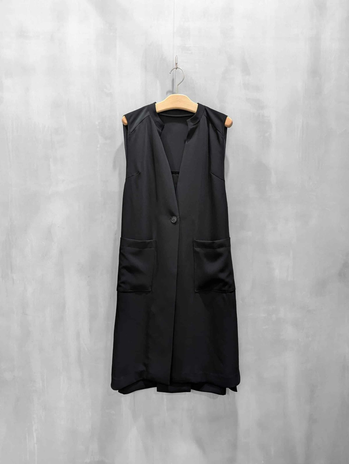 trois（トロワ）｜ダブルクロスノーカラーロングジレ｜T261-83004
